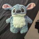 Imagem em anexo da avaliação de Nataniele Peil sobre Pelúcia canguru do Stitch com bolsa de água para compressa quente